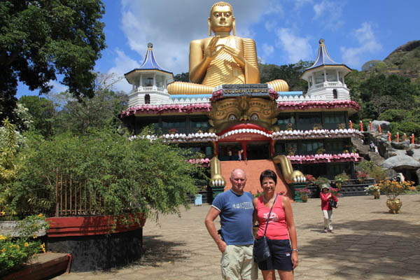 Hans en Gina voor de tempel